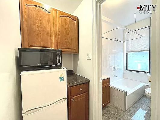 5th image of 155 E 52nd St APT 20A