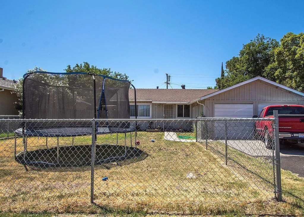 2075 W Cabot Ave photo 1