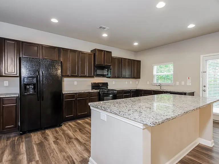 217 Jefferson Ave — Photo 8