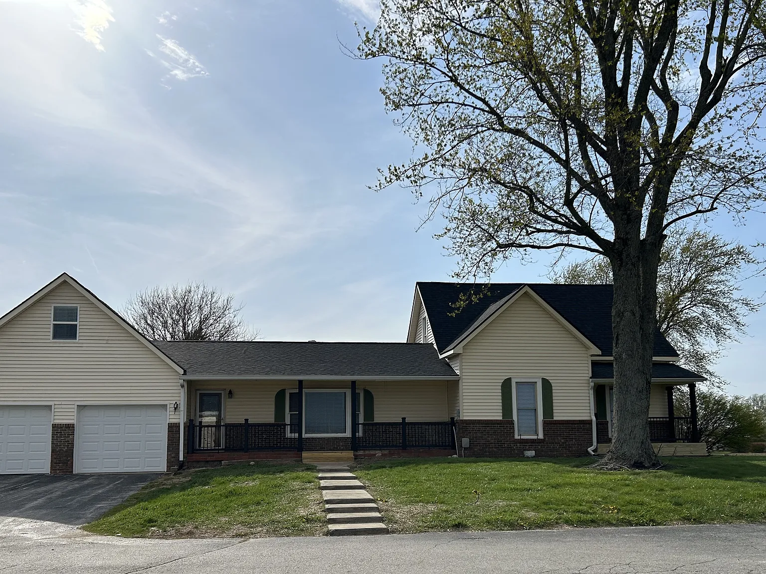 3 bed, 2288 sqft, $1,900 — Photo 1