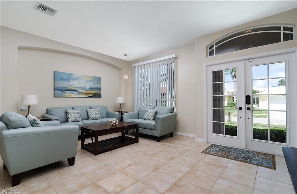 3 bed, 2.0 bath, 2012 sqft, $17,850 — Photo 4
