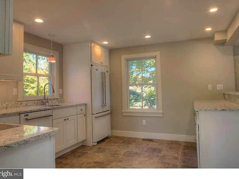 5253 Upper Mountain Rd — Photo 9