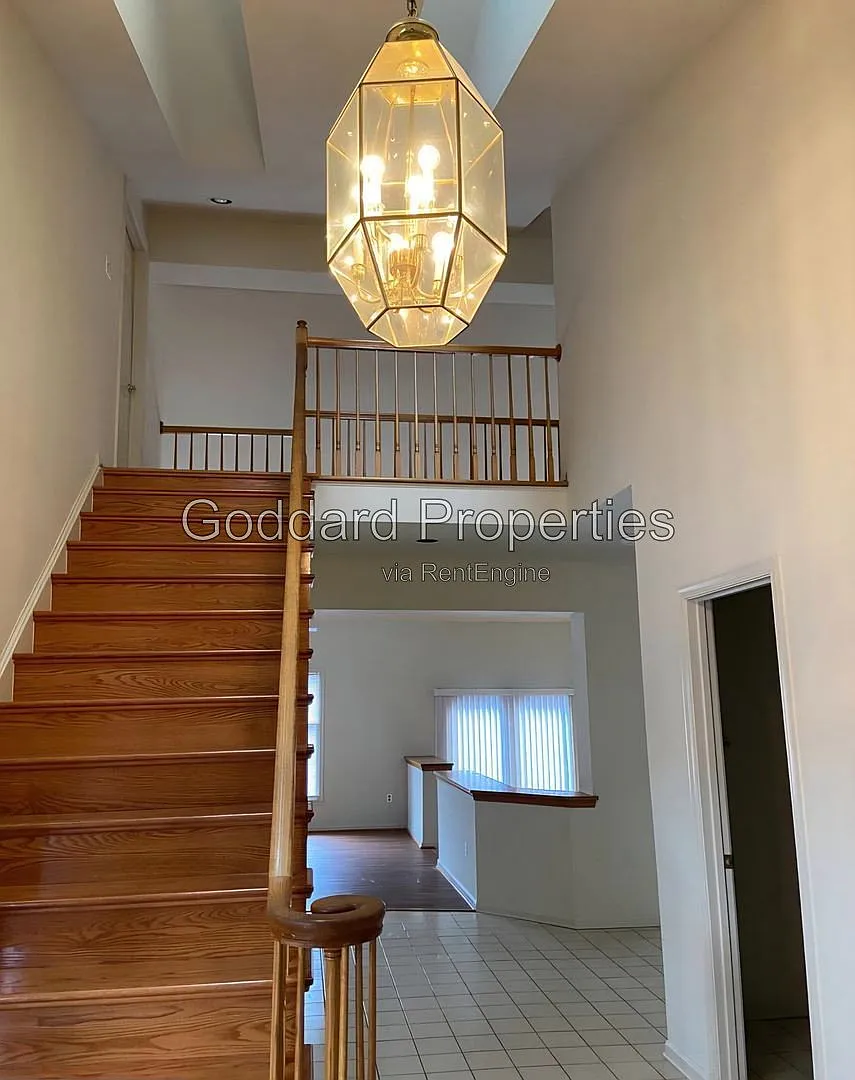 5 bed, 3.5 bath, 3783 sqft, $4,400 — Photo 2