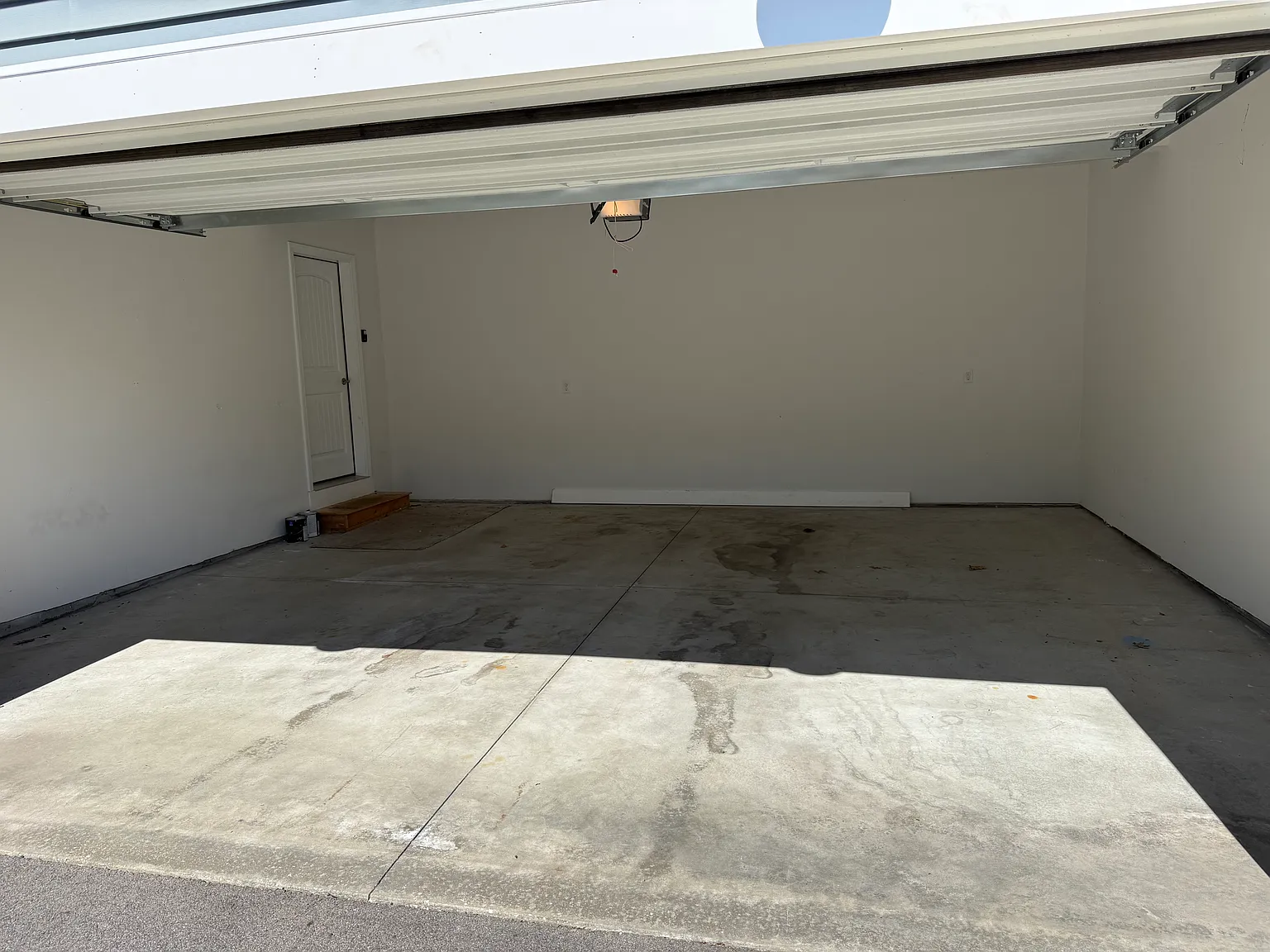 2 bed, 2.5 bath, 1880 sqft, $1,990 — Photo 2