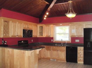 W283N6561 Irving Pl, Hartland, WI 53029