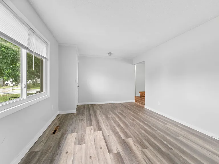 433 S Troy Ave — Photo 16
