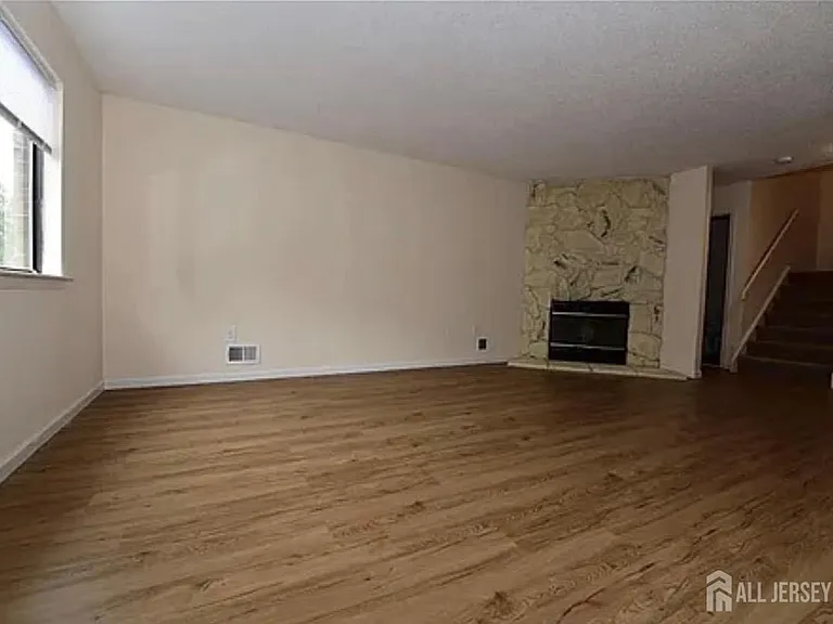1502 Edison Glen Ter — Photo 2