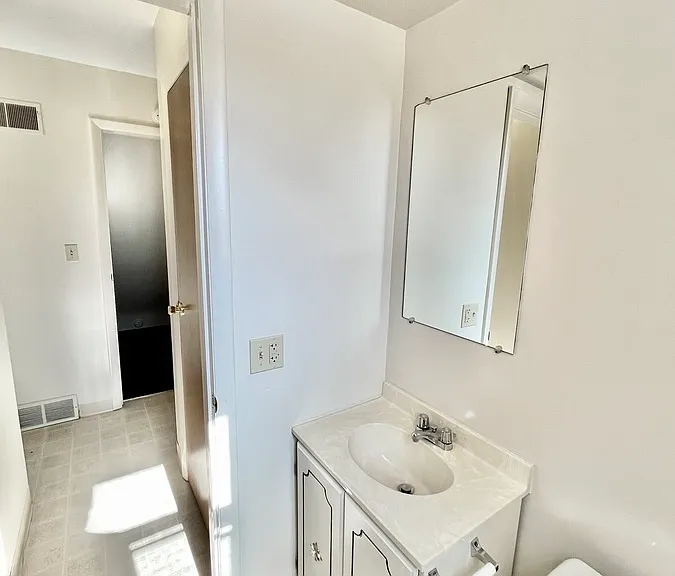 Oak Manor Dr — Photo 68