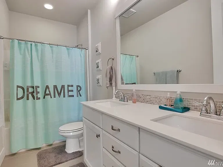 5 bed, 3292 sqft, $1,050 — Photo 1