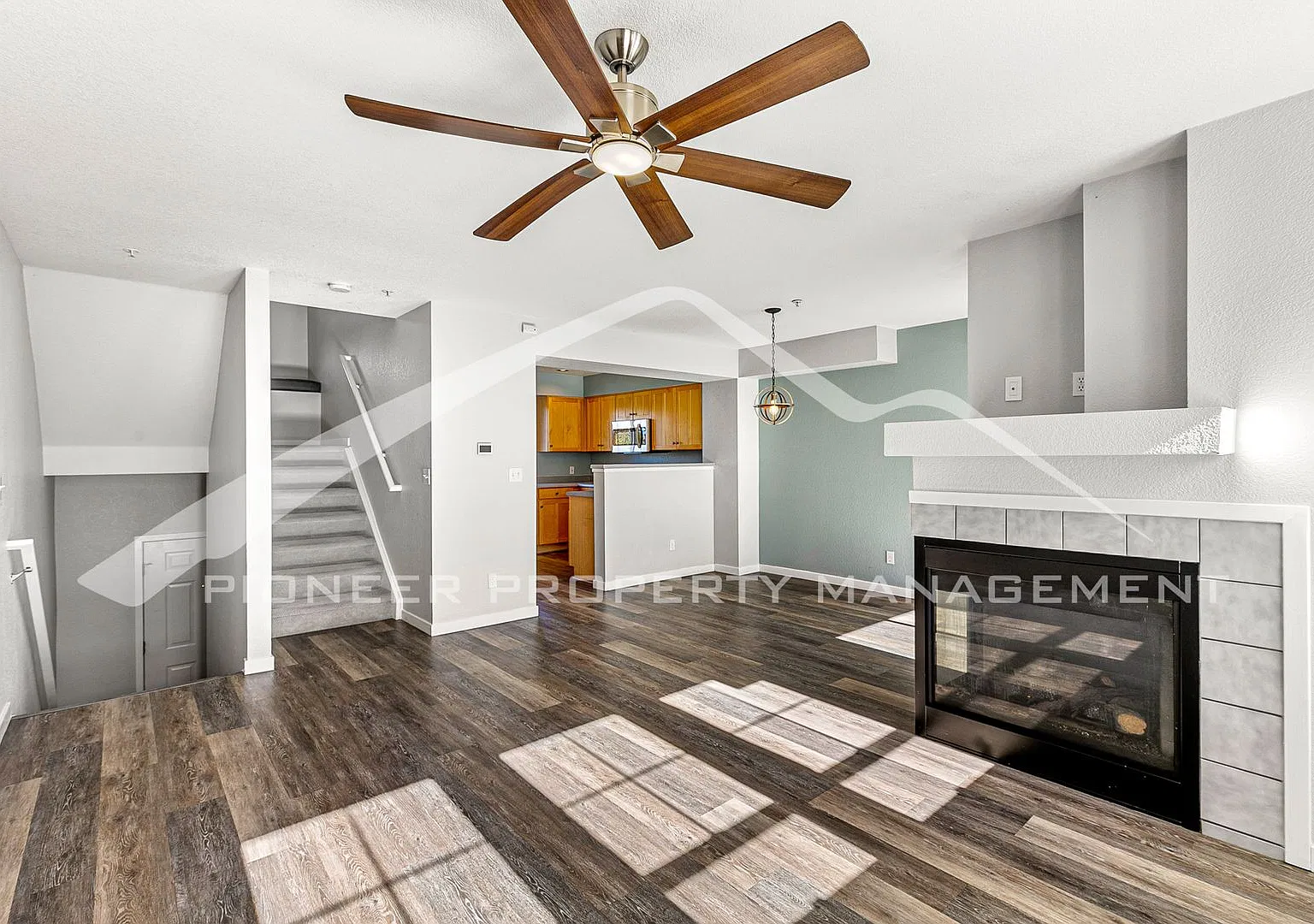 Sunny Boulder Townhome with 2-Car Garage No Snow Shoveling This Winter! — Photo 4