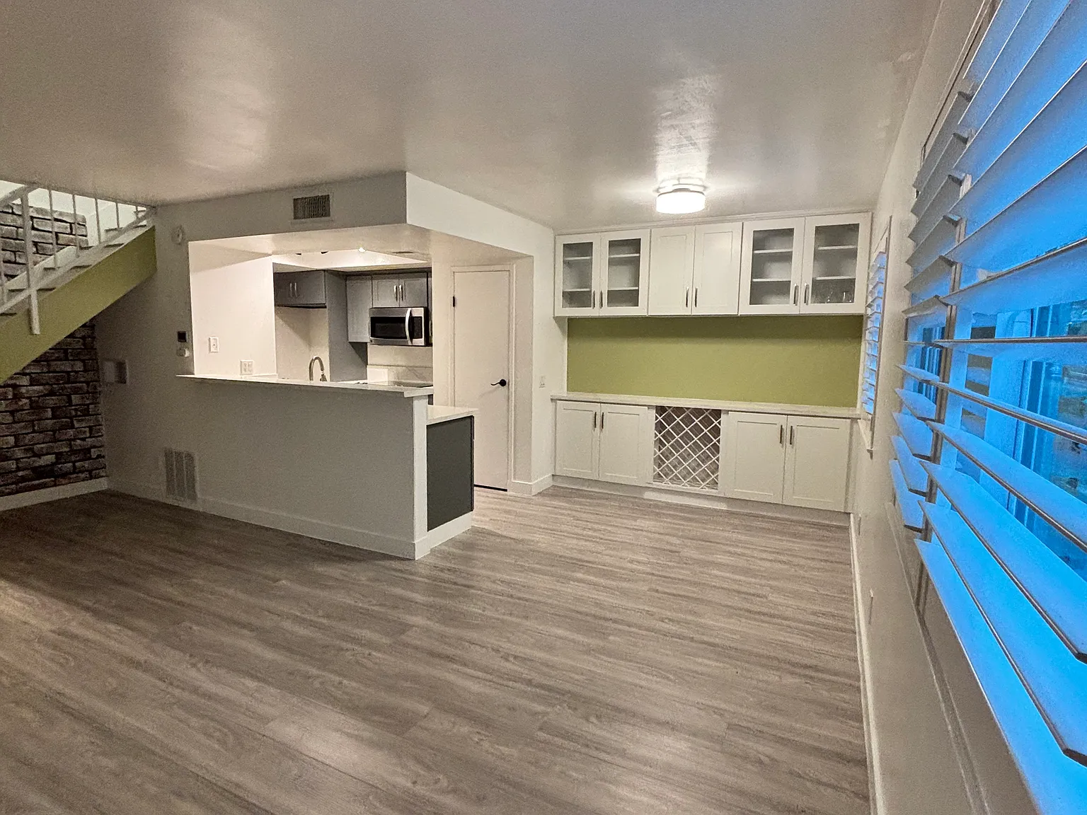 2 bed, 882 sqft, $2,700 — Photo 2