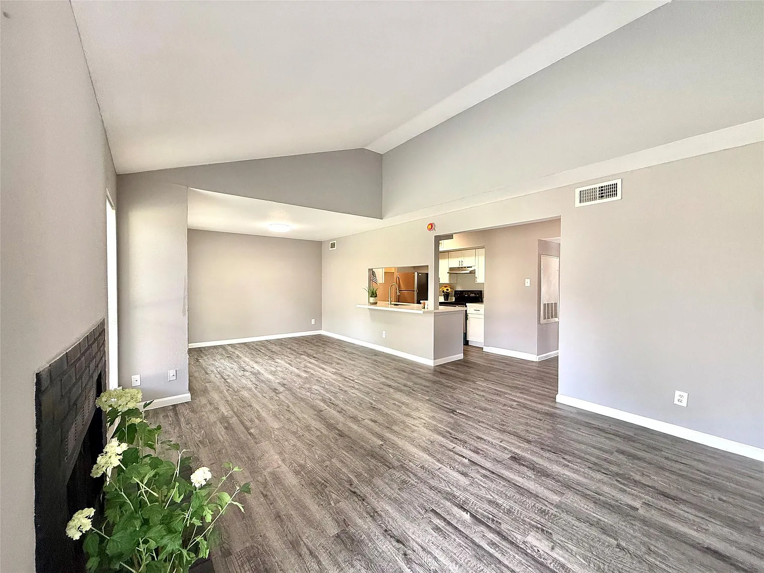 3 bed, 2.0 bath, 750 sqft, $1,400 — Photo 2