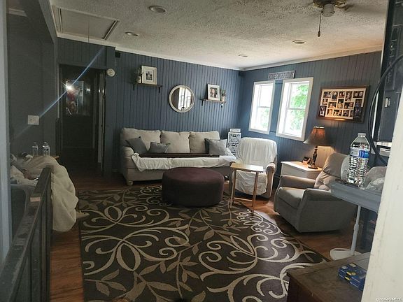 4th image of 247 Old Country Rd Road