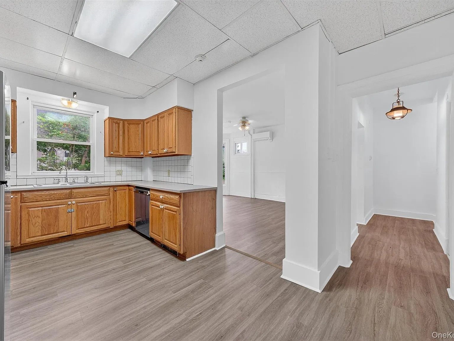 3 bed, 1.0 bath, 1500 sqft, $2,500 — Photo 2