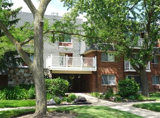 906 Ridge Sq APT 212, Elk Grove Village, IL 60007