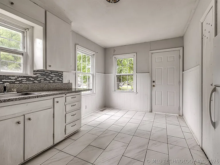 1913 N Florence Pl — Photo 9