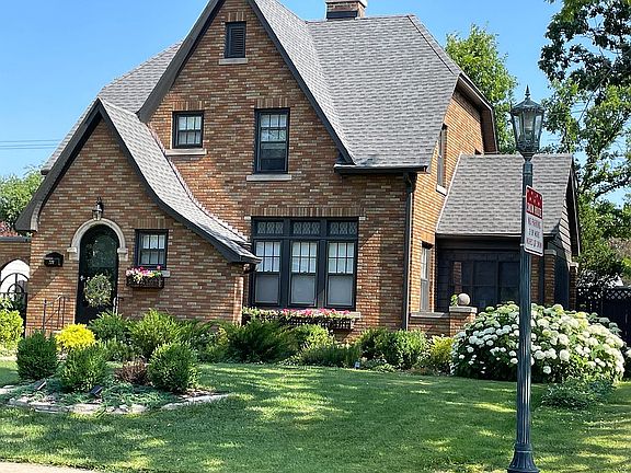 2nd image of 209 W Crestwood Dr