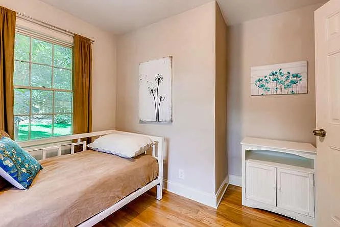 203 E Davis St #B — Photo 9