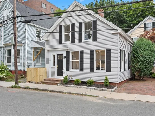 24 Charter St, Newburyport, MA 01950