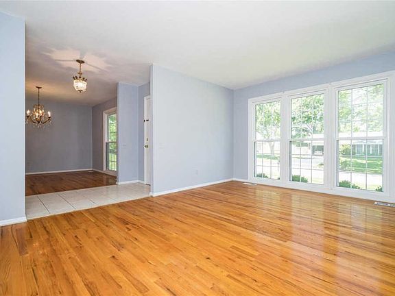 3rd image of 11712 Holly Springs Dr