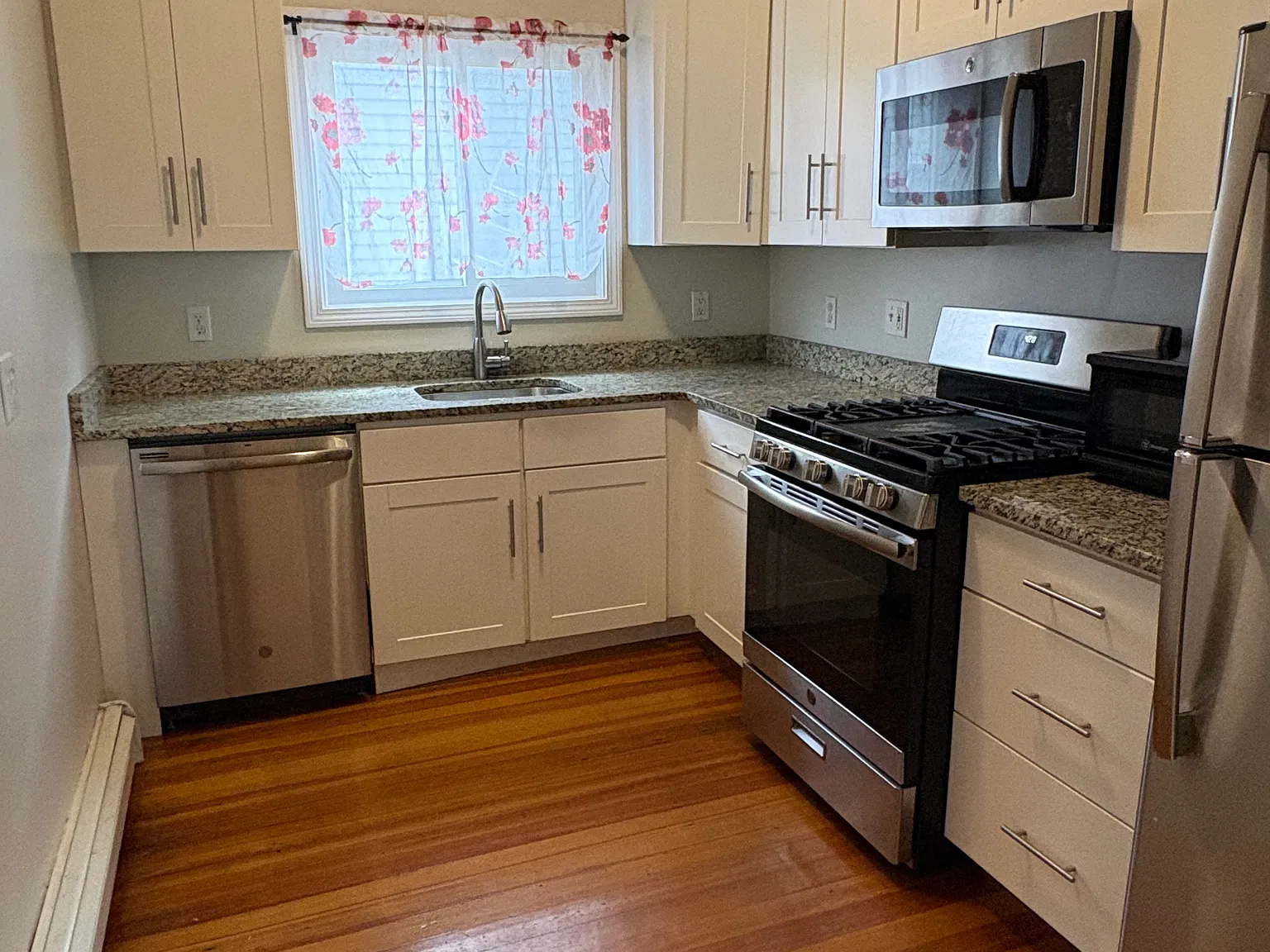 3 bed, 1000 sqft, $3,000 — Photo 1