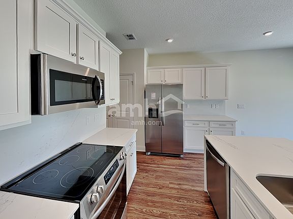 3rd image of 302 Onate Cir