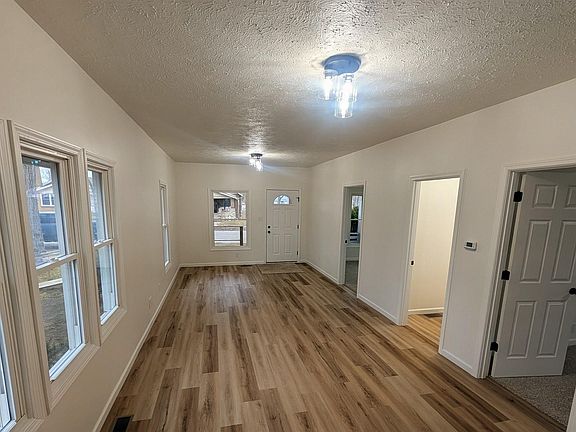 5th image of 1101 W Blaine Ave
