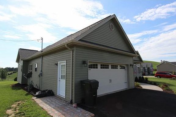 2nd image of 1065 Henderson Ct