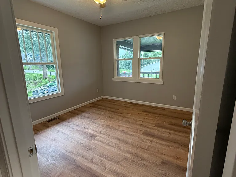2914 Nicholas St — Photo 2