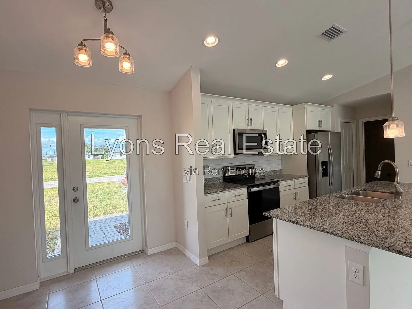 4 bed, 2.0 bath, 2300 sqft, $1,750 — Photo 3