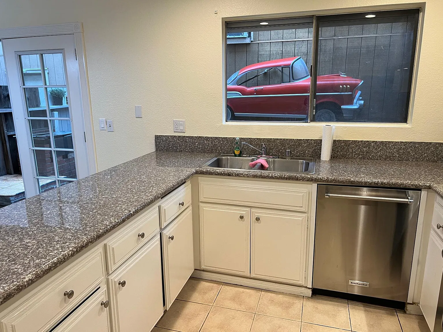 3 bed, 1200 sqft, $3,300 — Photo 2