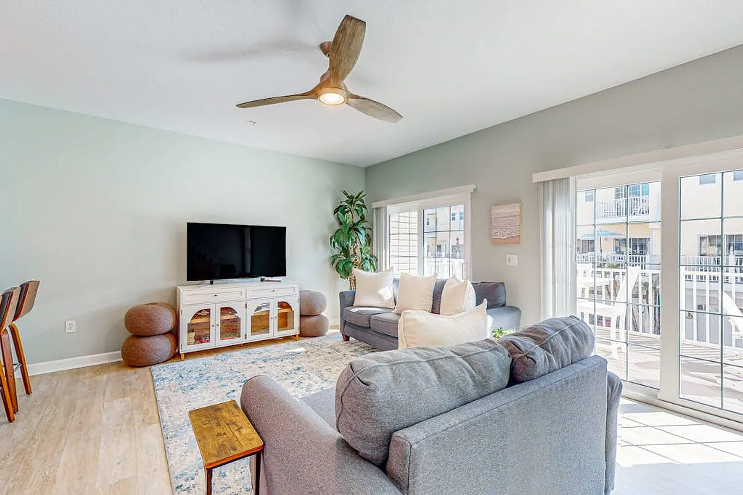 3 bed, 2.0 bath, 1517 sqft, $5,886 — Photo 2