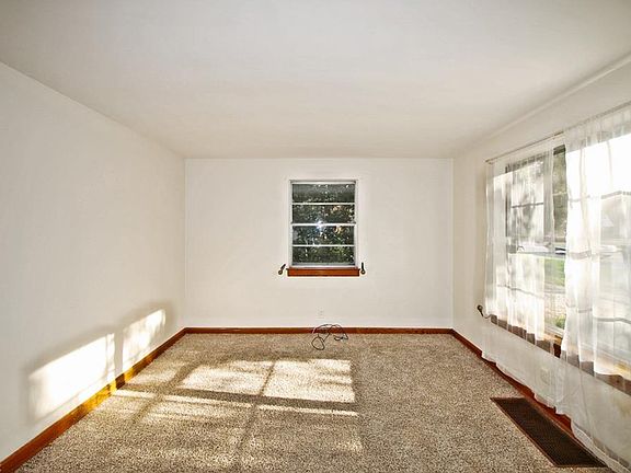 3rd image of 305 5th St NE