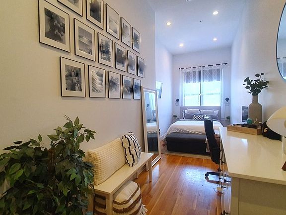 3rd image of 239 W 123rd St #2R
