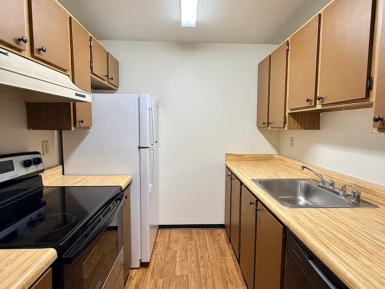 Maple Leaf Apartments — Photo 8