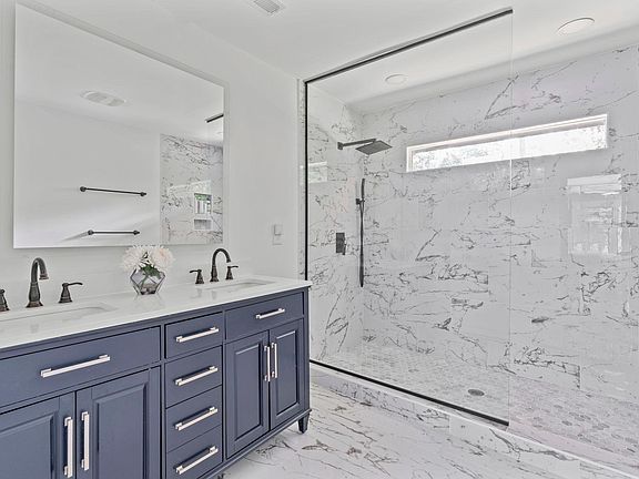 5th image of 3513 Brook Dr
