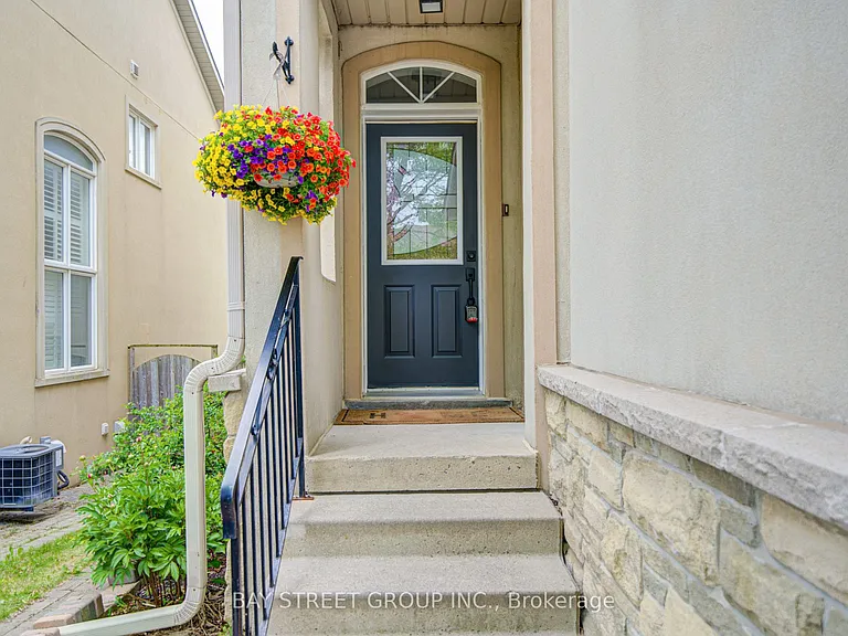 46 Romance Dr — Photo 2