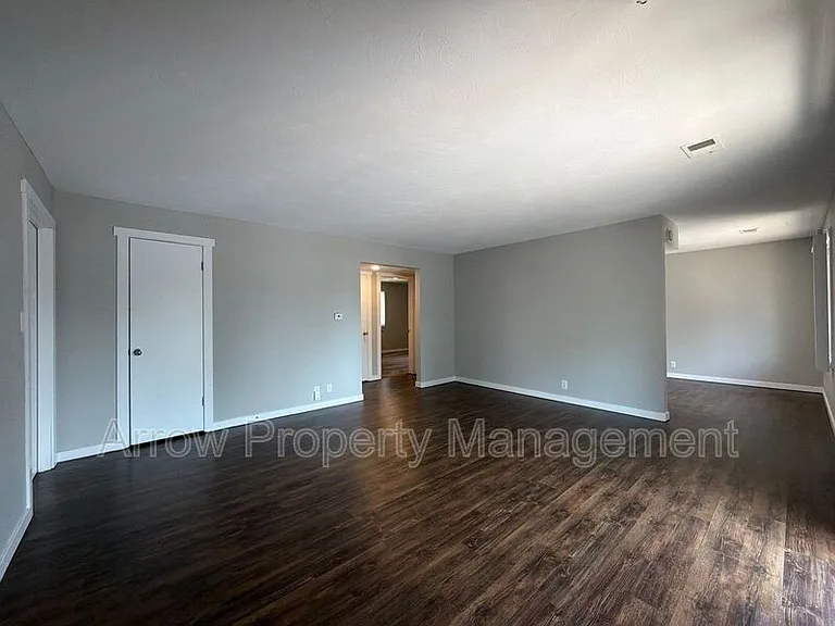 440 Moffitt St #2 — Photo 3