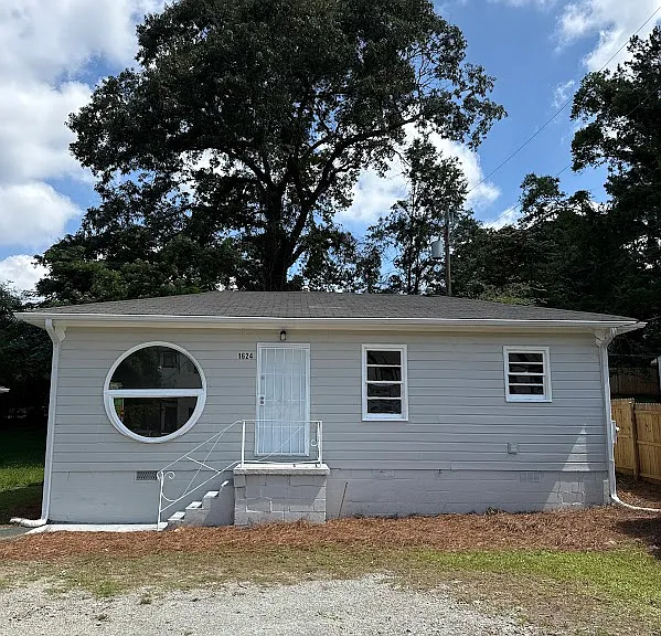 1624 Eastland Rd SE — Photo 1