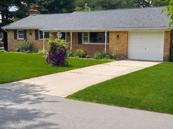 1607 Art Dr, Hanover, PA 17331