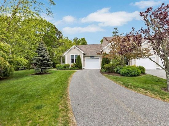 17 Chadwick Ct Unit 17, Mashpee, MA 02649
