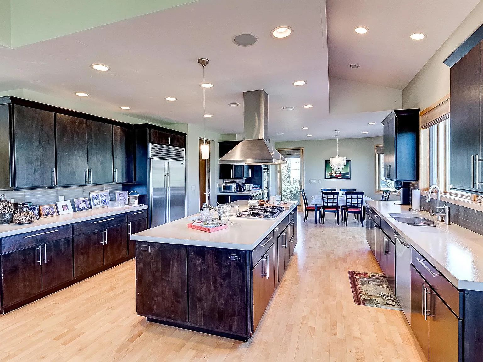 4 bed, 4.5 bath, 6000 sqft, $15,000 — Photo 4
