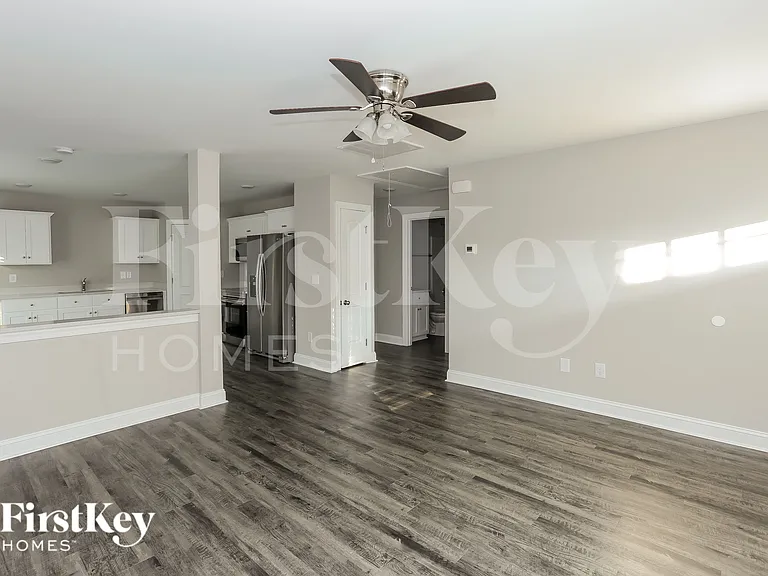 118 Akron Ave — Photo 4
