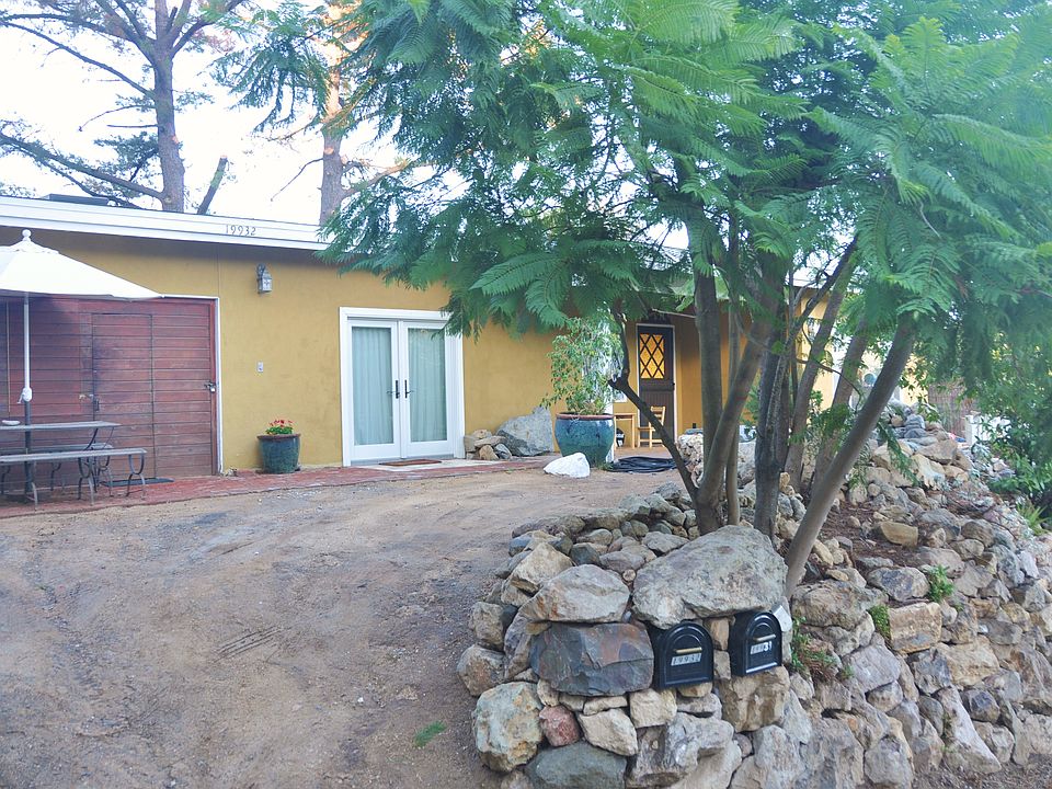 1st image of 19932 Valley View Dr