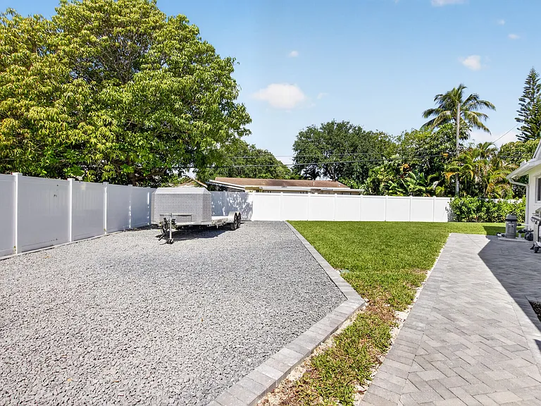 135 SE 28th Ct — Photo 62