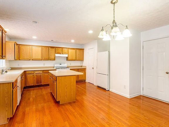 5th image of 2090 Valley Creek Dr