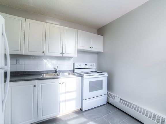 5th image of 34 Centre St W #704