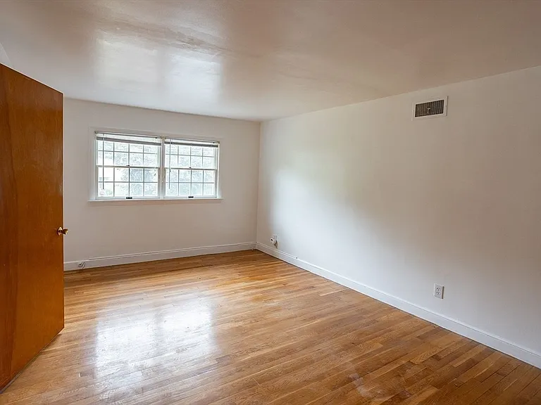 16 Westwood Rd — Photo 8