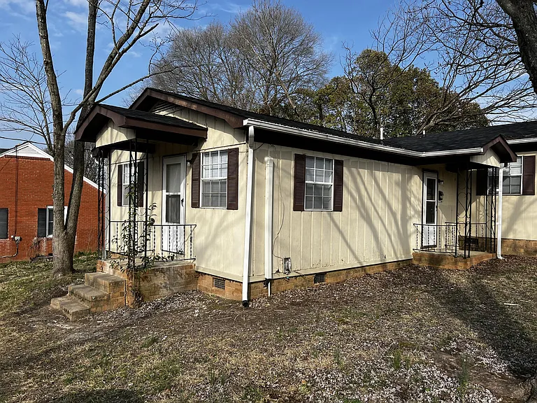 208 W Chestnut St — Photo 1