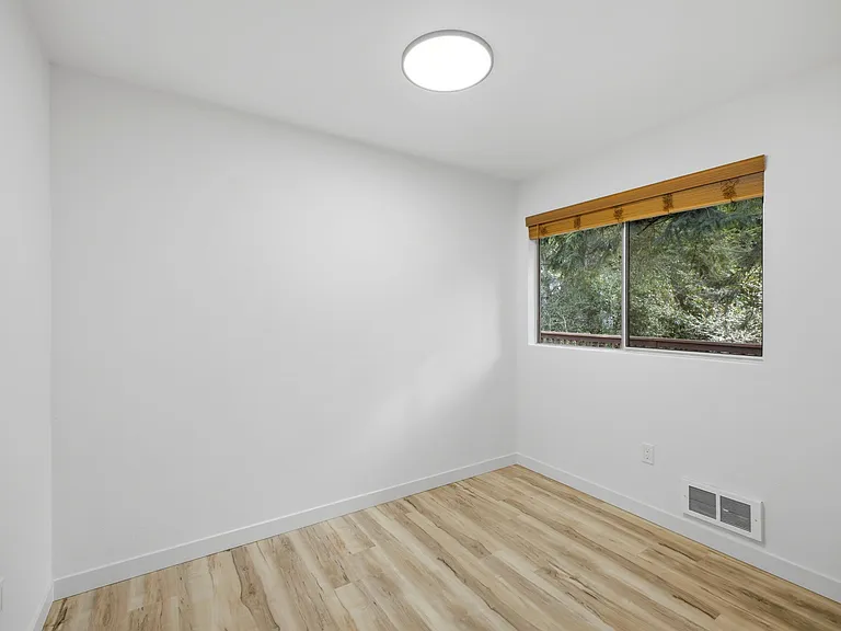 14020 Stone Ave N #B — Photo 11